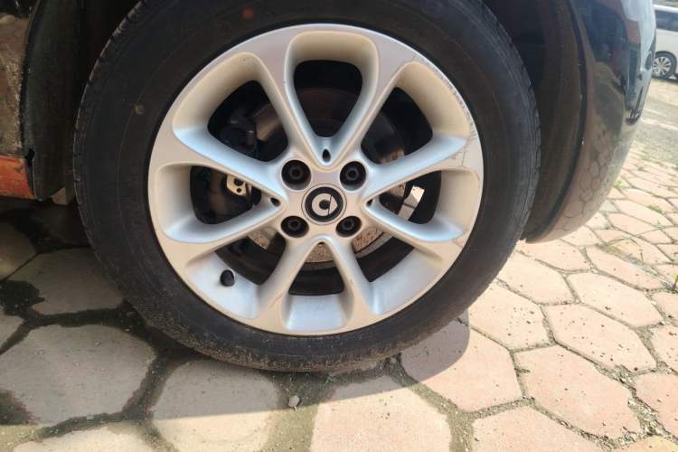 Used smart forfour 2016 1.0L 52 kW Dynamic Edition Right Front Wheel Hub