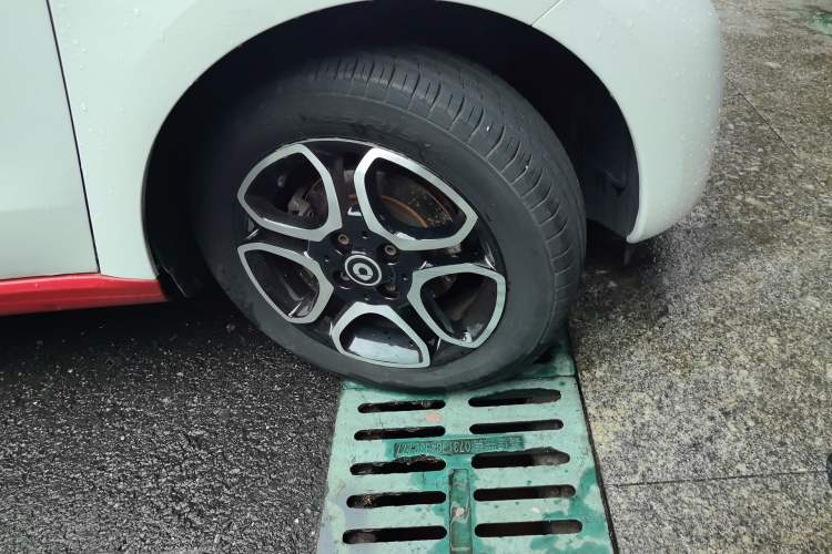 Used smart forfour 2016 0.9T 66 kW Pioneer Edition Right Front Wheel Hub