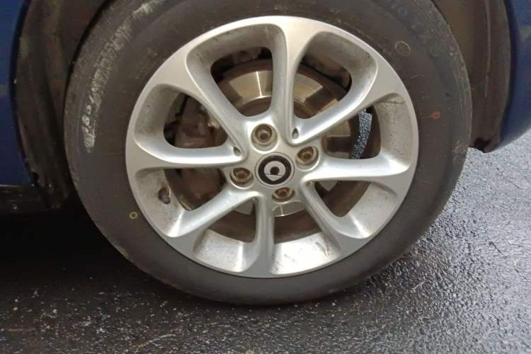 Used smart forfour 2016 1.0L 52 kW Dynamic Edition Right Front Wheel Hub