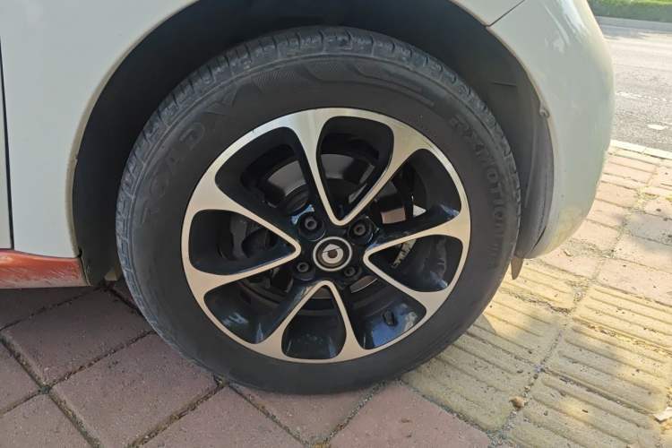 Used smart forfour 2016 1.0L 52 kW Passion Edition Right Front Wheel Hub
