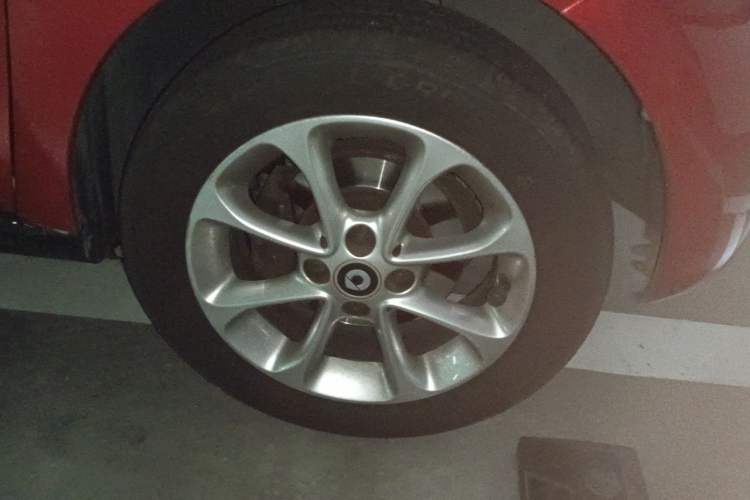 Used smart forfour 2016 1.0L 52 kW Dynamic Edition Right Front Wheel Hub