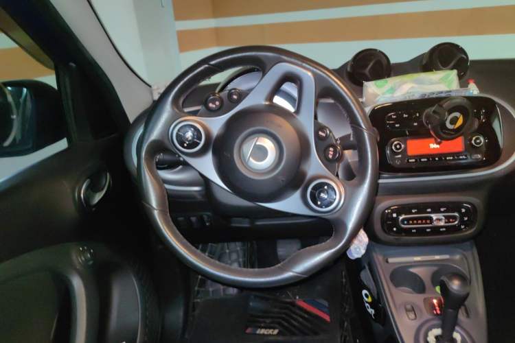 Used smart forfour 2016 1.0L 52 kW Passion Edition Steering Wheel