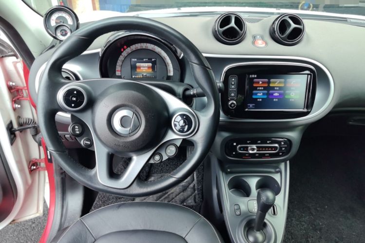Used smart forfour 2016 0.9T 66 kW Pioneer Edition Steering Wheel