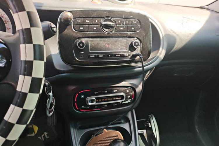 Used smart forfour 2016 1.0L 52 kW Dynamic Edition Audio And AC Panel