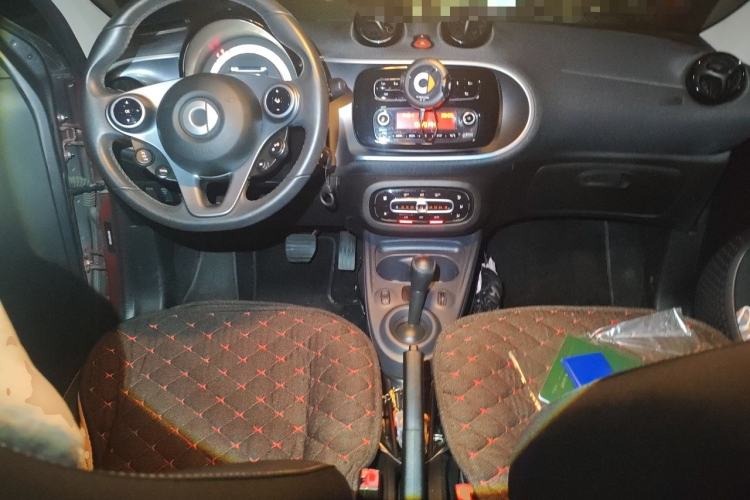 Used smart forfour 2016 1.0L 52 kW Passion Edition Center Console