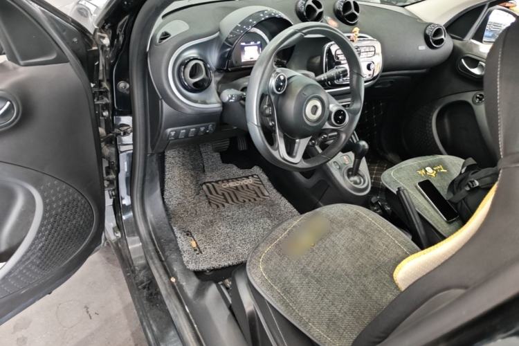 Used smart forfour 2016 1.0L 52 kW Passion Edition Center Console
