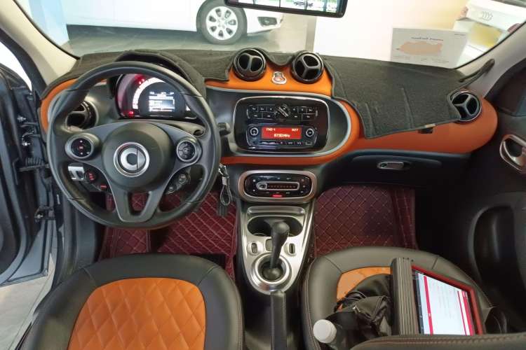 Used smart forfour 2016 1.0L 52 kW Passion Edition Center Console