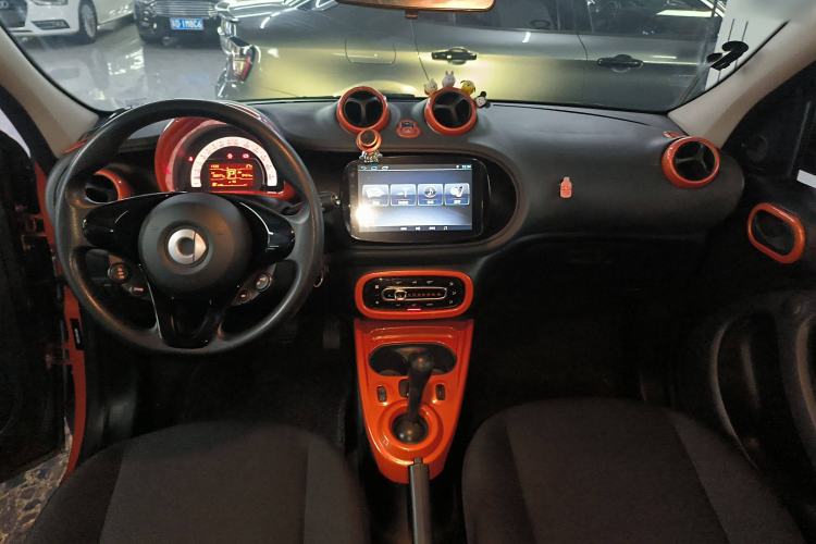 Used smart forfour 2016 1.0L 52 kW Dynamic Edition Center Console