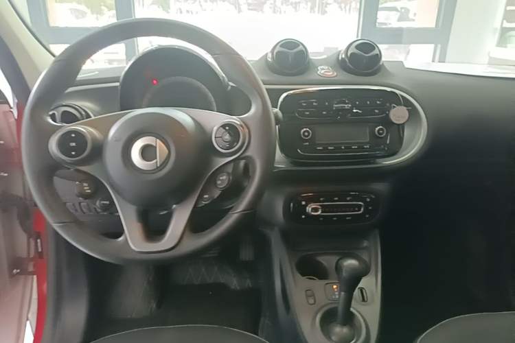 Used smart forfour 2016 1.0L 52 kW Passion Edition Center Console