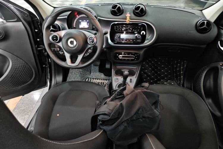 Used smart forfour 2016 1.0L 52 kW Passion Edition Center Console