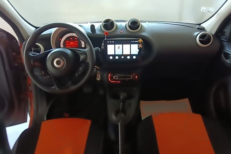 Used smart forfour 2016 1.0L 52 kW Dynamic Edition Center Console