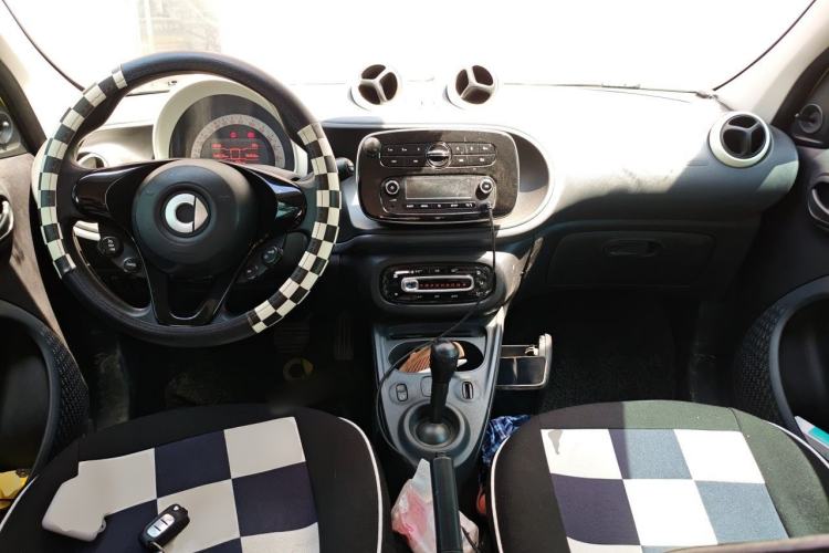 Used smart forfour 2016 1.0L 52 kW Dynamic Edition Center Console