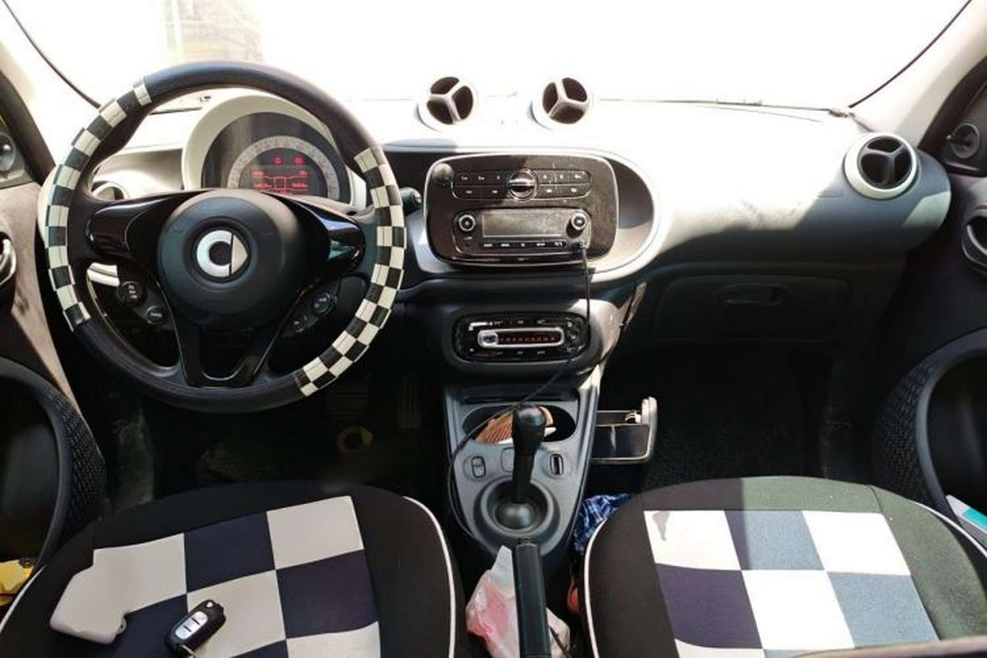 Used smart forfour 2016 1.0L 52 kW Dynamic Edition Center Console