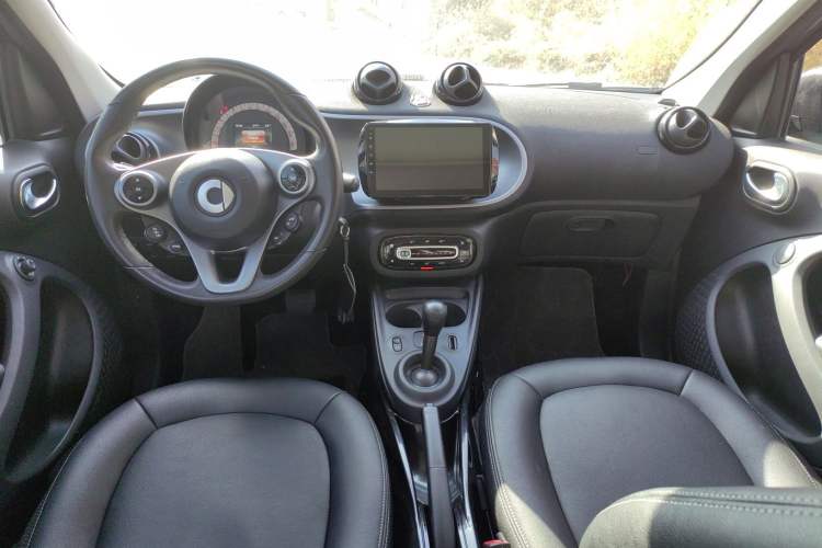 Used smart forfour 2016 1.0L 52 kW Passion Edition Center Console