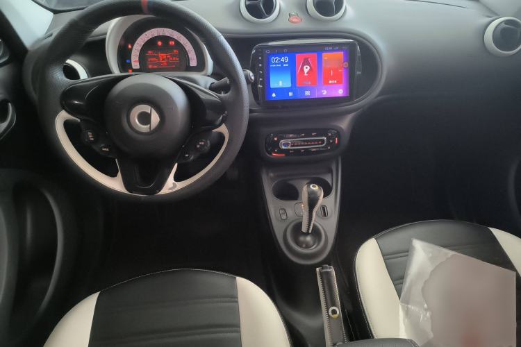 Used smart forfour 2016 1.0L 52 kW Dynamic Edition Center Console