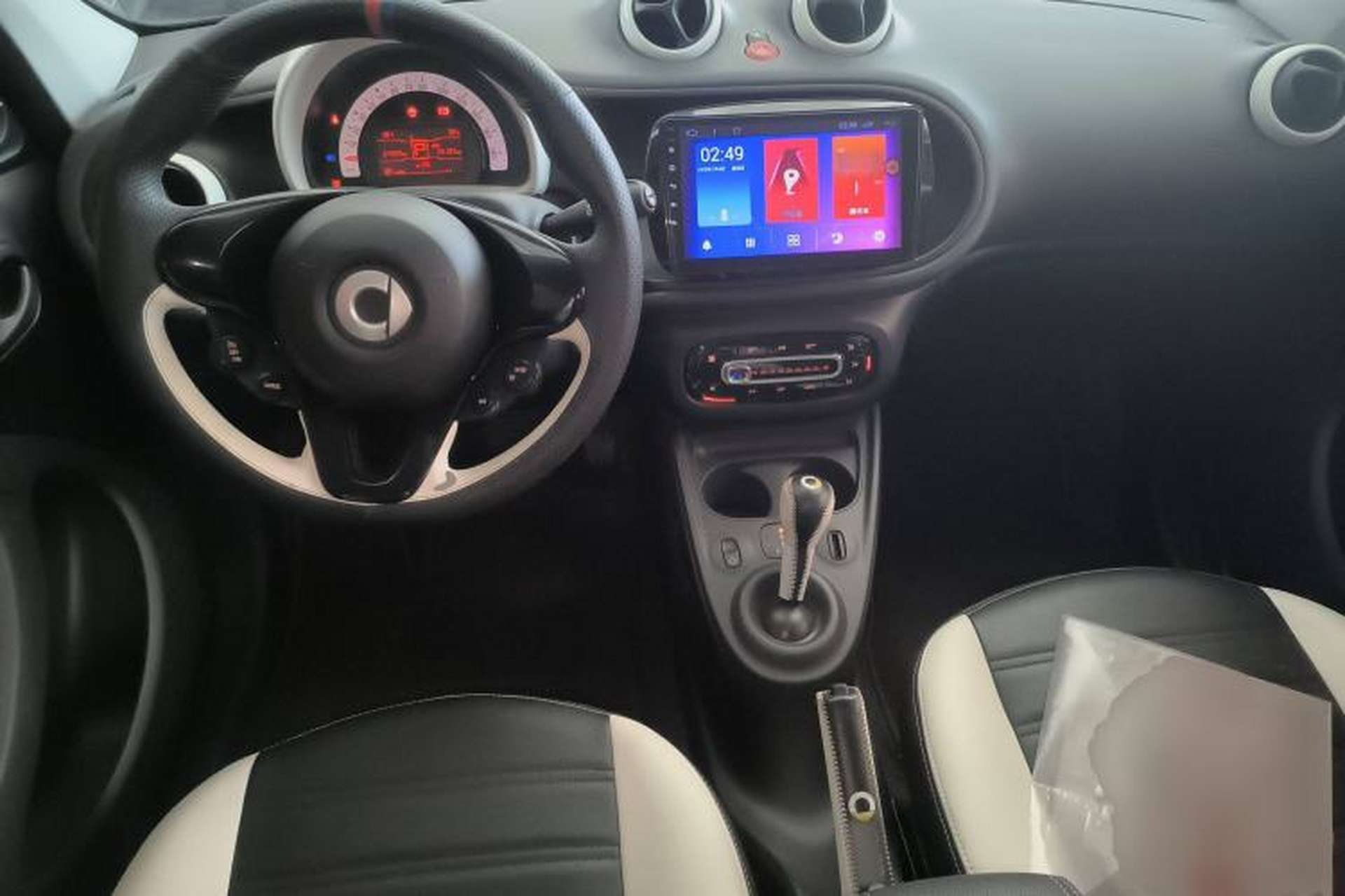 Used smart forfour 2016 1.0L 52 kW Dynamic Edition Center Console