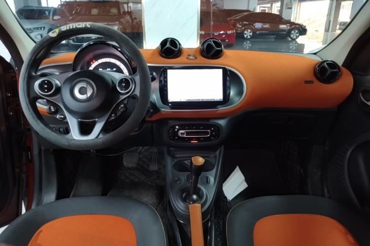 Used smart forfour 2016 1.0L 52 kW Passion Edition Center Console