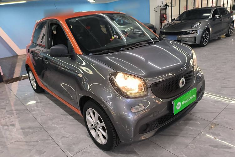 Used smart forfour 2016 1.0L 52 kW Dynamic Edition Front Right 45 Deg