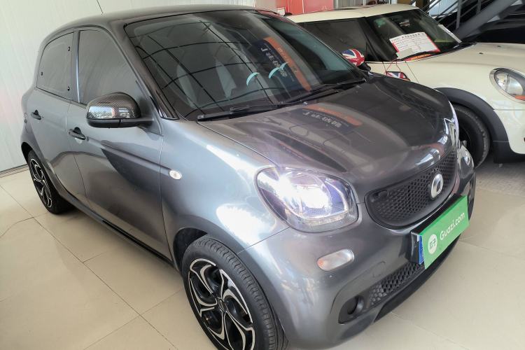 Used smart forfour 2016 1.0L 52 kW Dynamic Edition Front Right 45 Deg