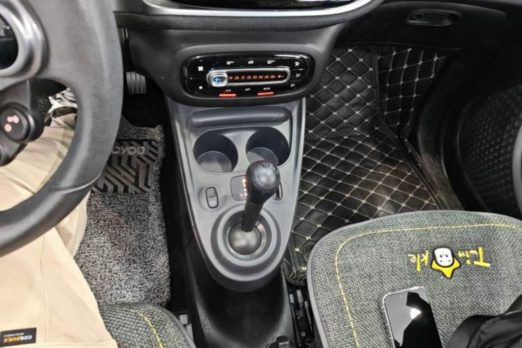 Used smart forfour 2016 1.0L 52 kW Passion Edition Gear Lever