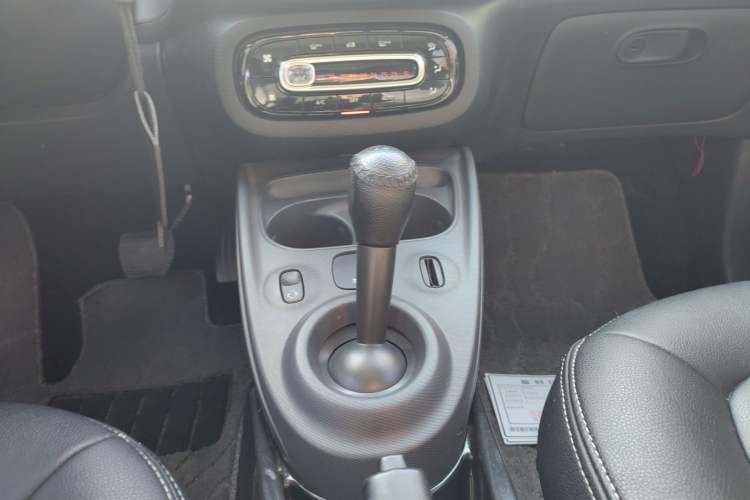 Used smart forfour 2016 1.0L 52 kW Passion Edition Gear Lever