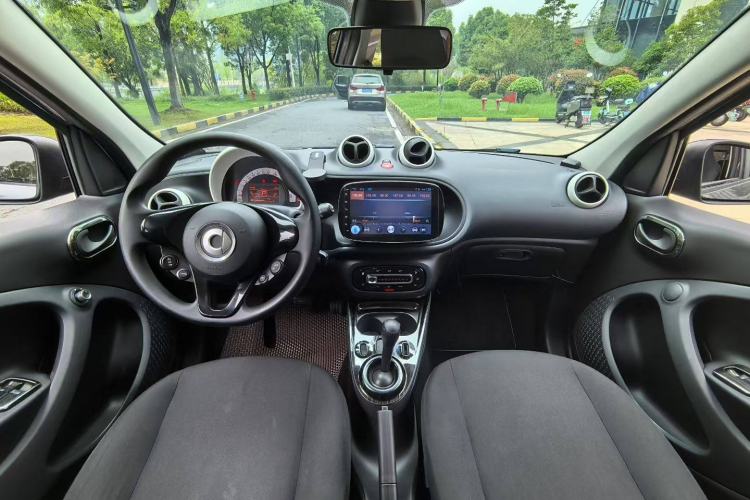 Used smart forfour 2016 1.0L 52 kW Dynamic Edition Interior 1