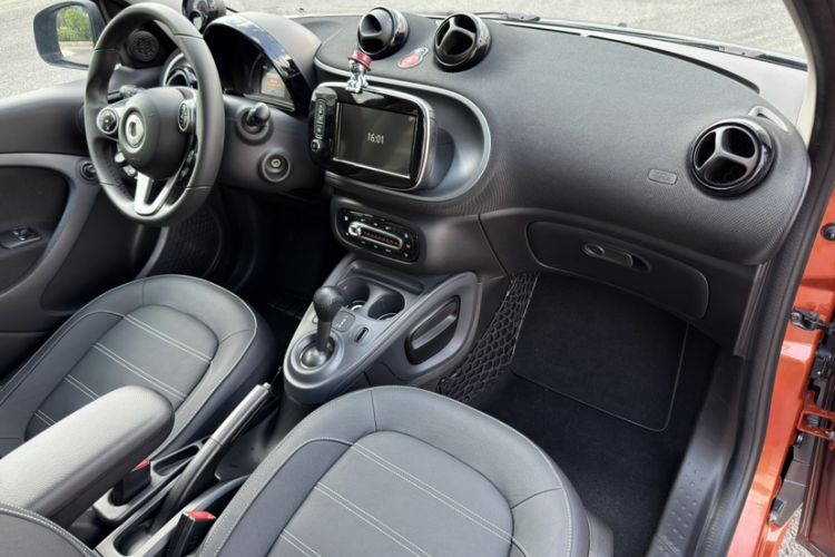 Used smart forfour 2016 0.9T 66 kW Pioneer Edition Interior 10