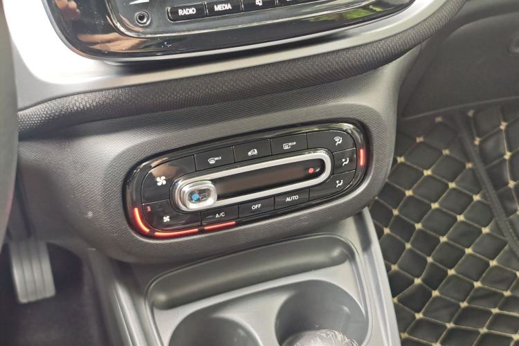 Used smart forfour 2016 1.0L 52 kW Passion Edition Interior 11