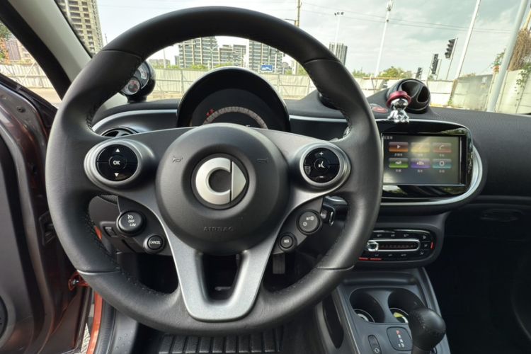 Used smart forfour 2016 0.9T 66 kW Pioneer Edition Interior 11