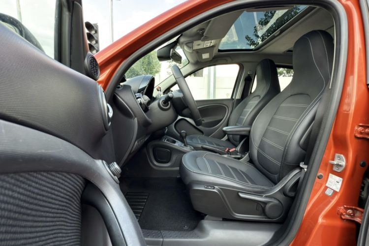 Used smart forfour 2016 0.9T 66 kW Pioneer Edition Interior 12