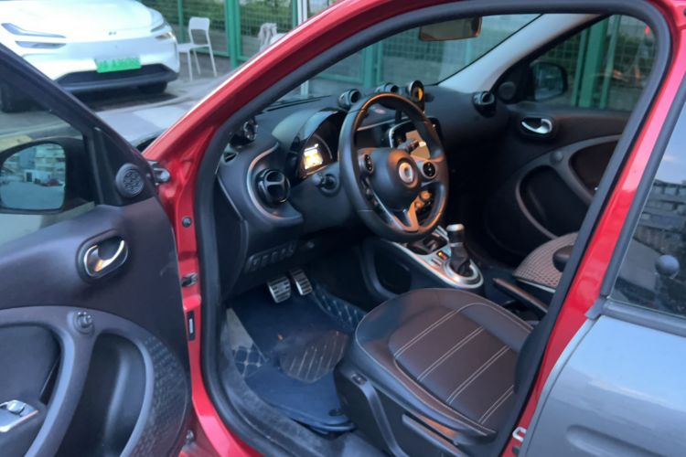 Used smart forfour 2016 0.9T 66 kW Pioneer Edition Interior 2