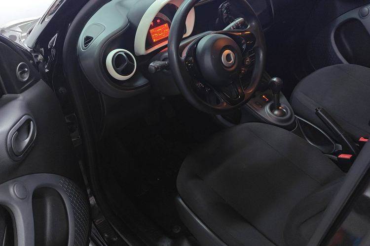 Used smart forfour 2016 1.0L 52 kW Dynamic Edition Interior 2