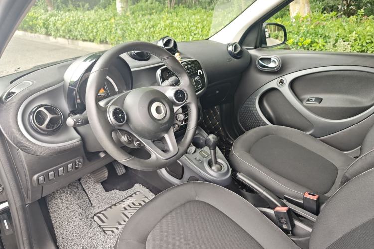 Used smart forfour 2016 1.0L 52 kW Passion Edition Interior 2