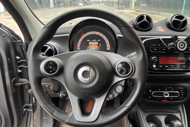 Used smart forfour 2016 1.0L 52 kW Passion Edition Interior 2