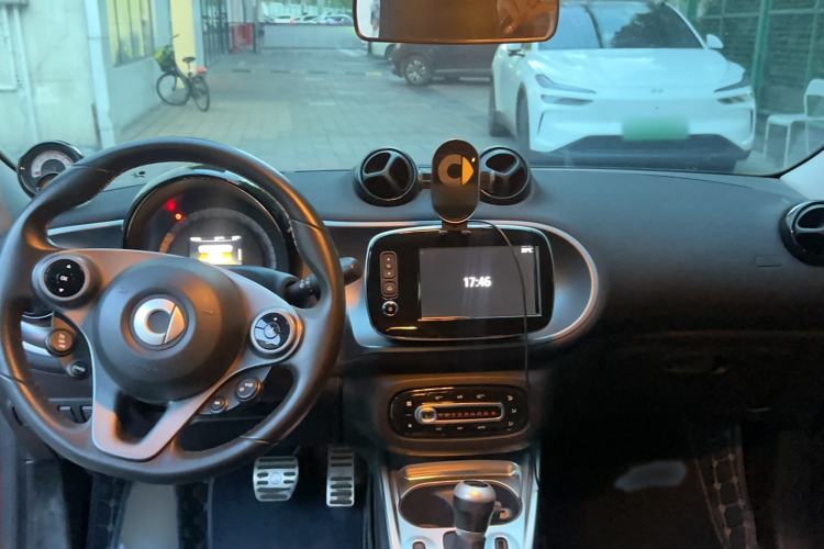 Used smart forfour 2016 0.9T 66 kW Pioneer Edition Interior 3