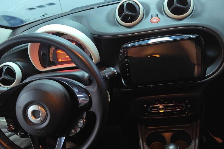 Used smart forfour 2016 1.0L 52 kW Dynamic Edition Interior 3
