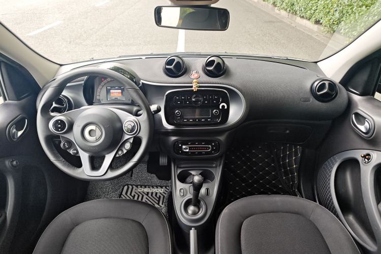 Used smart forfour 2016 1.0L 52 kW Passion Edition Interior 4
