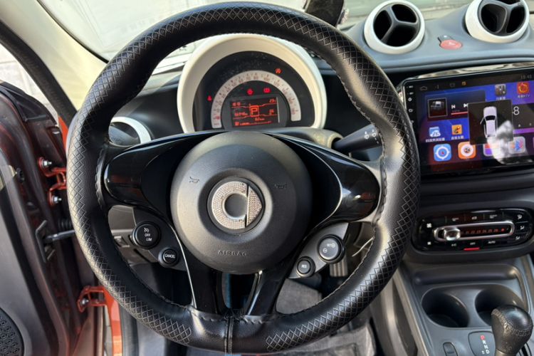 Used smart forfour 2016 1.0L 52 kW Dynamic Edition Interior 4