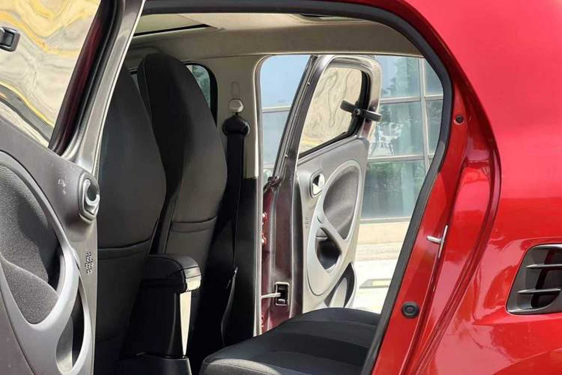 Used smart forfour 2016 1.0L 52 kW Passion Edition Interior 4