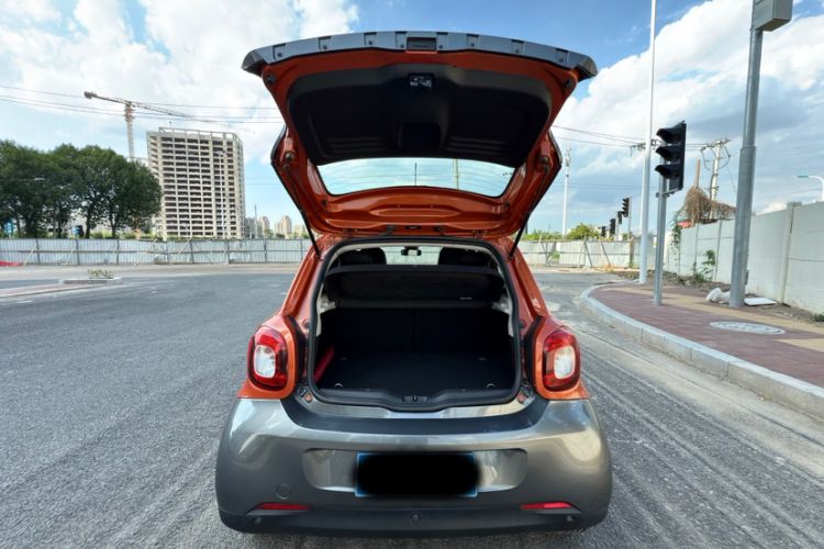 Used smart forfour 2016 0.9T 66 kW Pioneer Edition Interior 4