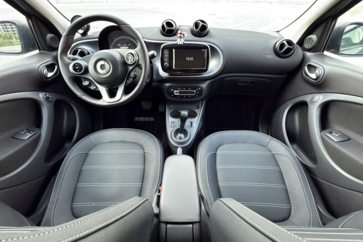 Used smart forfour 2016 0.9T 66 kW Pioneer Edition Interior 6