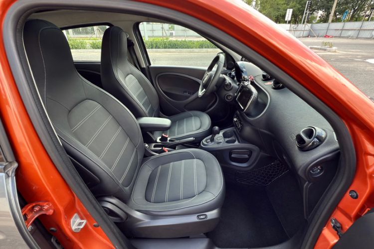 Used smart forfour 2016 0.9T 66 kW Pioneer Edition Interior 7