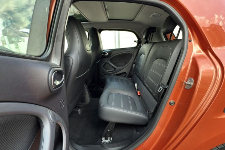 Used smart forfour 2016 0.9T 66 kW Pioneer Edition Interior 9