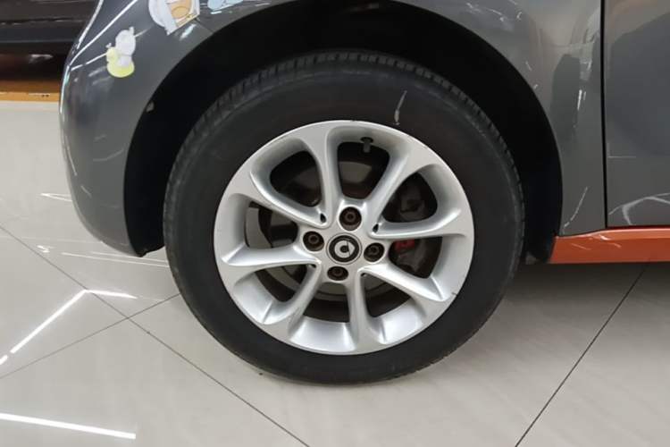 Used smart forfour 2016 1.0L 52 kW Dynamic Edition Left Front Wheel Hub