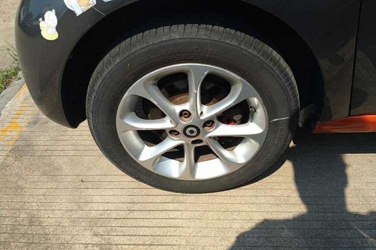 Used smart forfour 2016 1.0L 52 kW Dynamic Edition Left Front Wheel Hub