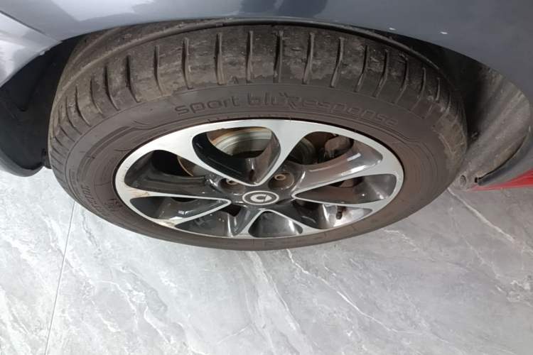 Used smart forfour 2016 1.0L 52 kW Passion Edition Left Front Wheel Hub