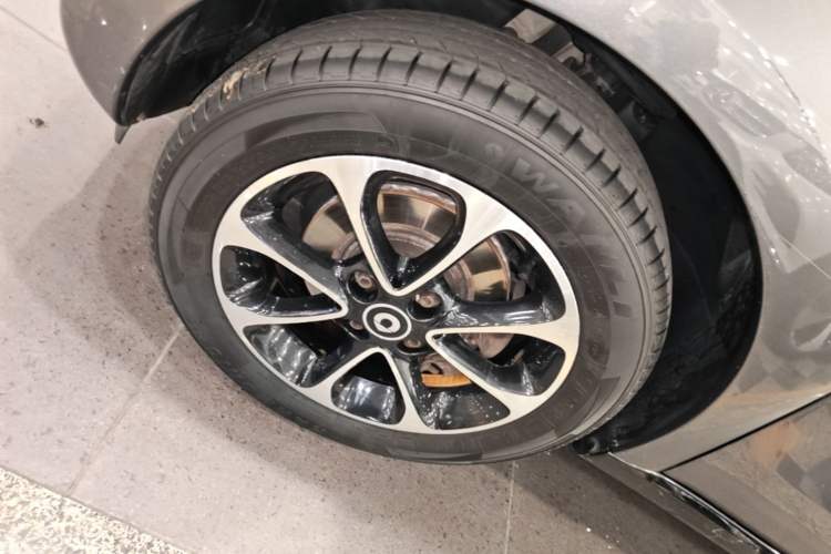 Used smart forfour 2016 1.0L 52 kW Passion Edition Left Front Wheel Hub