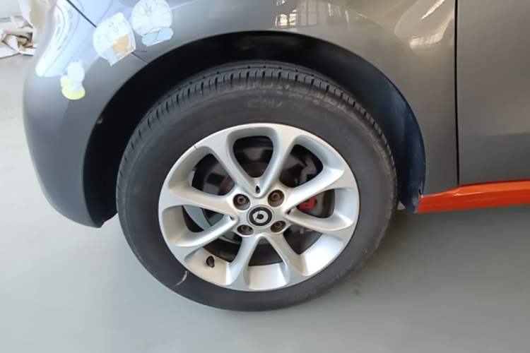Used smart forfour 2016 1.0L 52 kW Dynamic Edition Left Front Wheel Hub