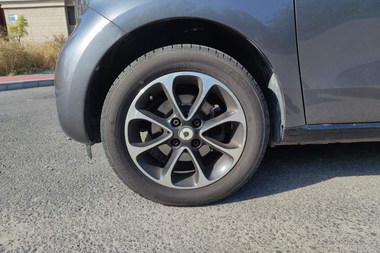 Used smart forfour 2016 1.0L 52 kW Passion Edition Left Front Wheel Hub