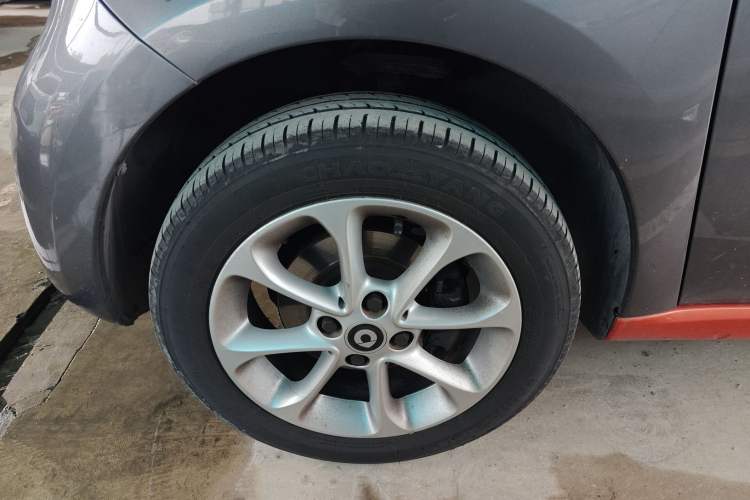 Used smart forfour 2016 1.0L 52 kW Dynamic Edition Left Front Wheel Hub